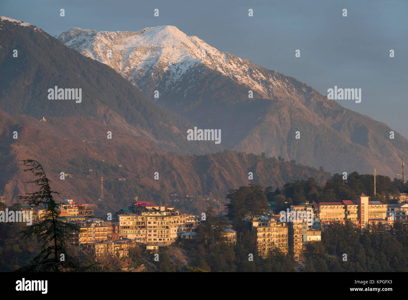 Malerischer Blick auf Mcleod Ganj mit Schnee Berge im Hintergrund Stockfoto