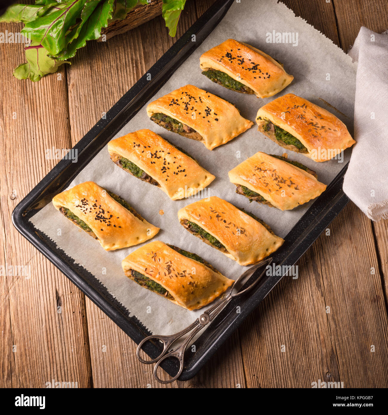 Stettin Gebäck - frittierter Hefeteig gefüllt mit Fleisch oder vegetarisch. Stockfoto