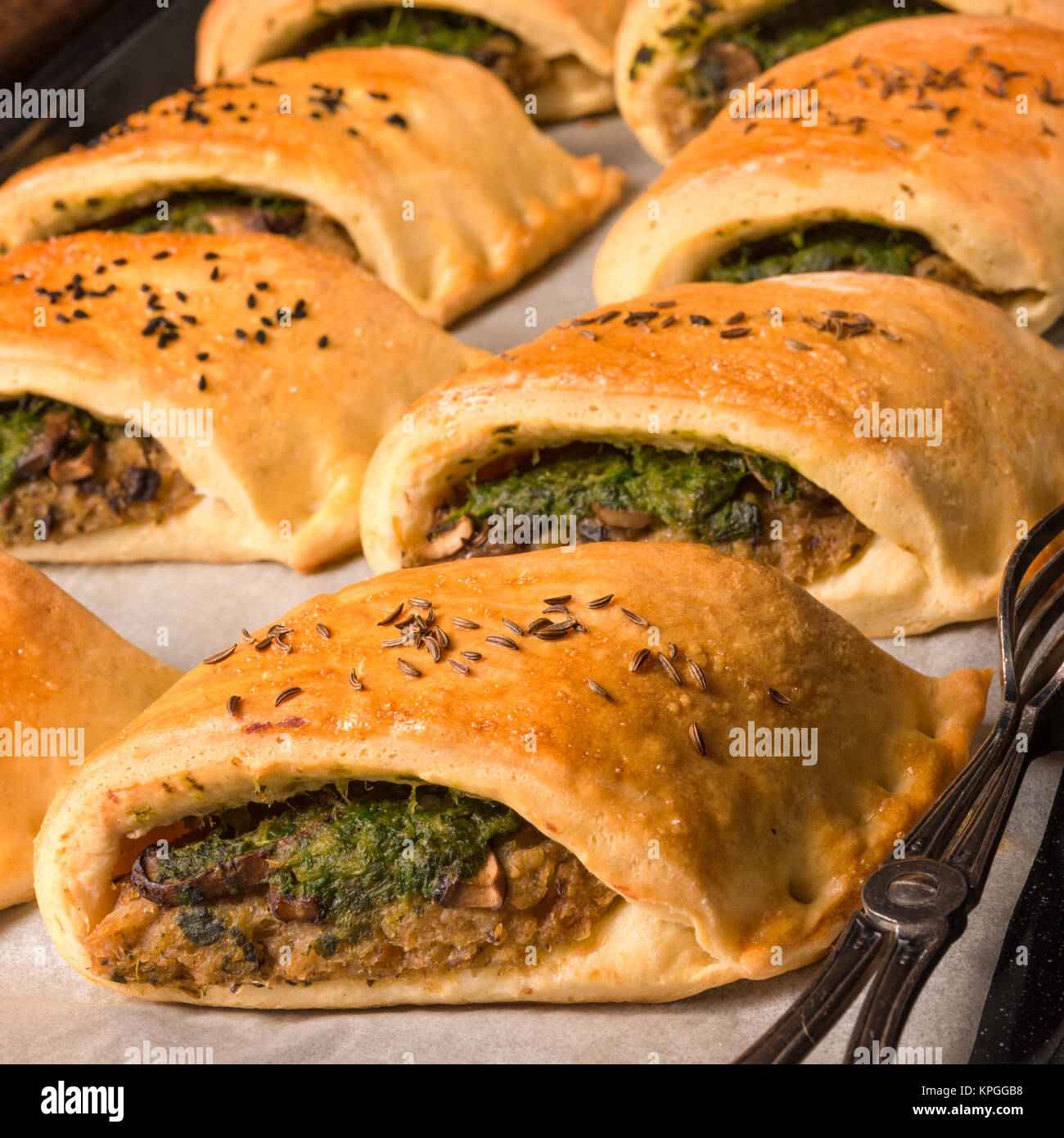 Stettin Gebäck - frittierter Hefeteig gefüllt mit Fleisch oder vegetarisch. Stockfoto