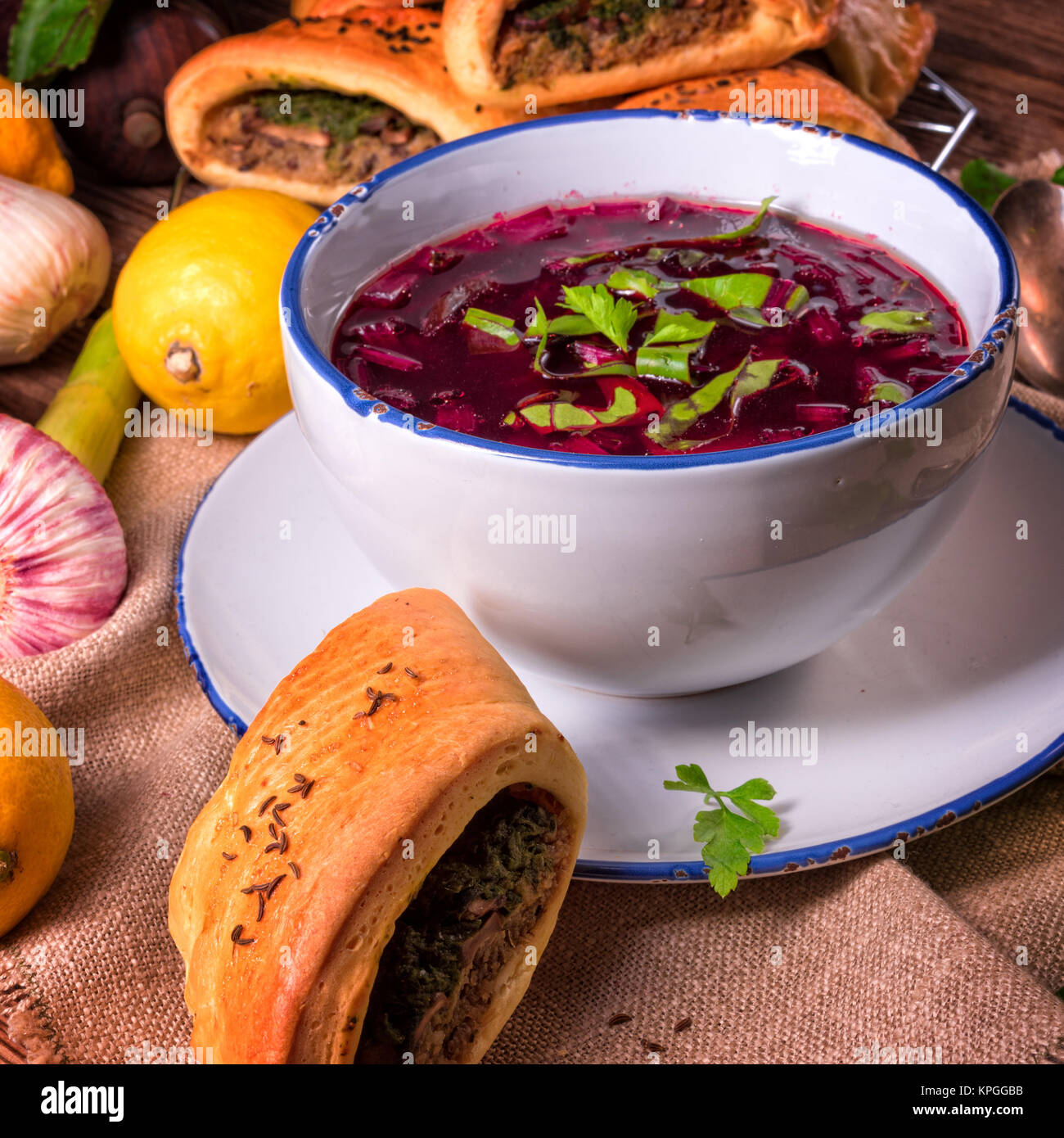 Rüben grüne Suppe mit Gebäck Stockfoto