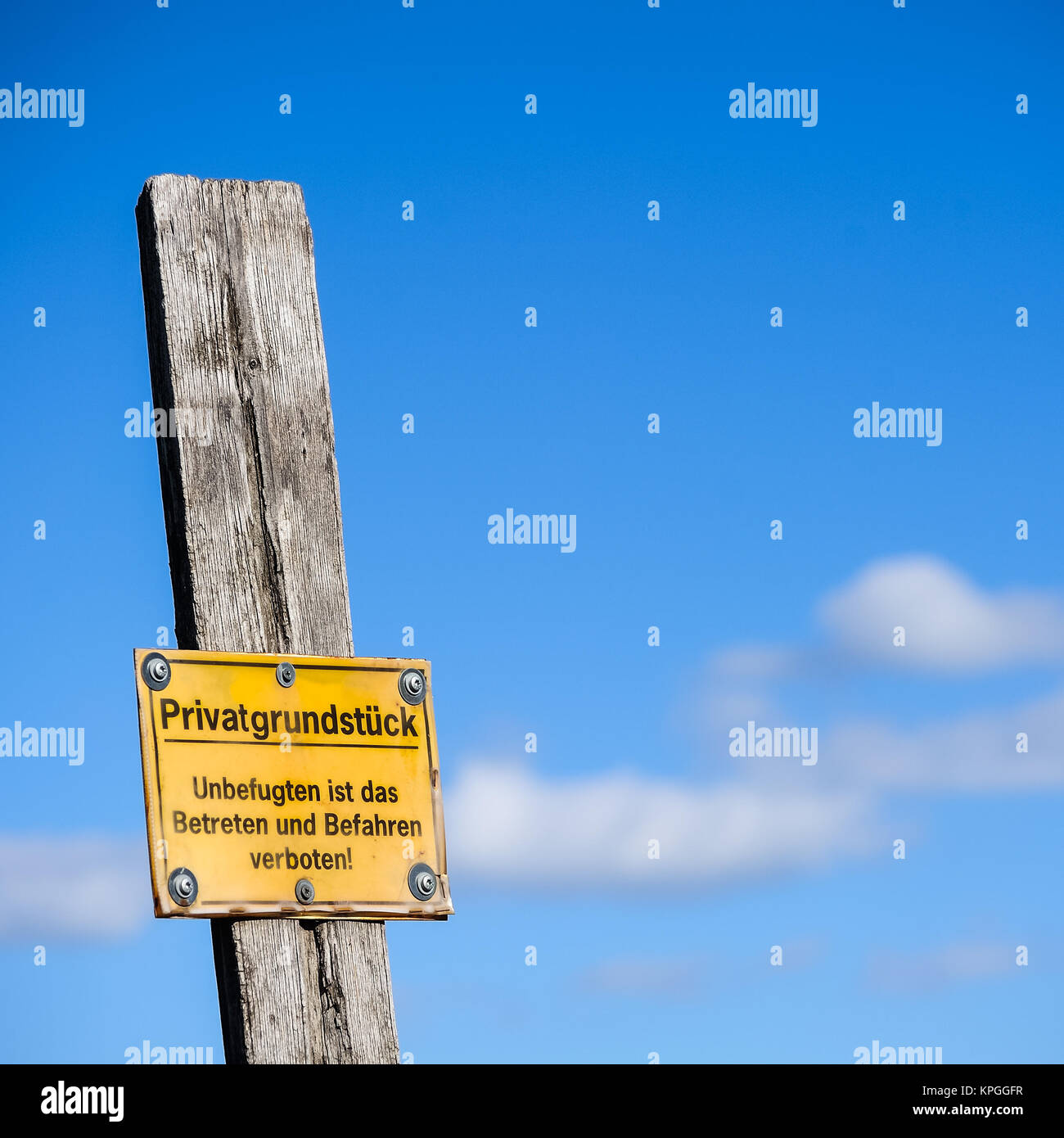 Geben Sie das verbotene private Schild mit dem Himmel ein Stockfoto