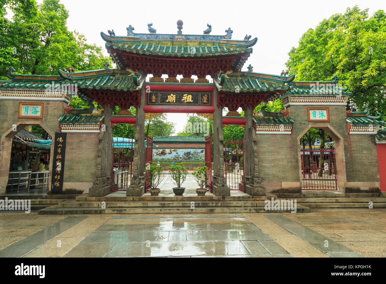 Regen Sommer, dekorative vorderen Tor, Foshan Ancestral Tempel, Foshan, in der Nähe von Guangzhou China Stockfoto