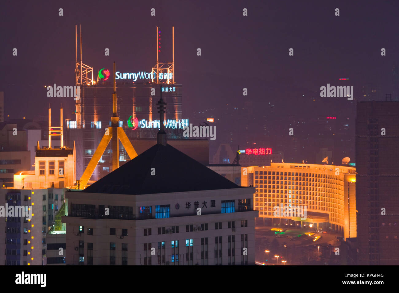 China, Provinz Shandong, Jinan. Qingdao Neue Stadt - Luftaufnahme über Qingdao neue Stadt / Abend. Stockfoto