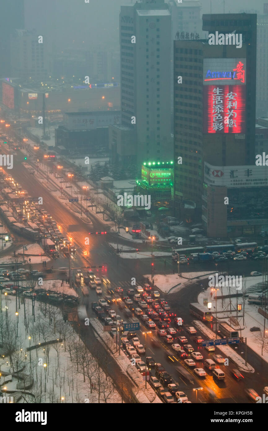 China, Provinz Shandong, Jinan. Qingdao Neue Stadt - Luftaufnahme von Rush Hour Traffic auf xianggang Zhonglu mit Schnee. Stockfoto