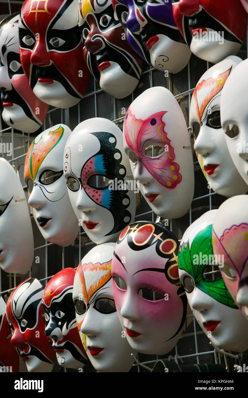 CHINA, Provinz Chongqing, Chongqing Stadt. Ciqikou Altstadt - Ciqikou Souvenir Masken. Stockfoto
