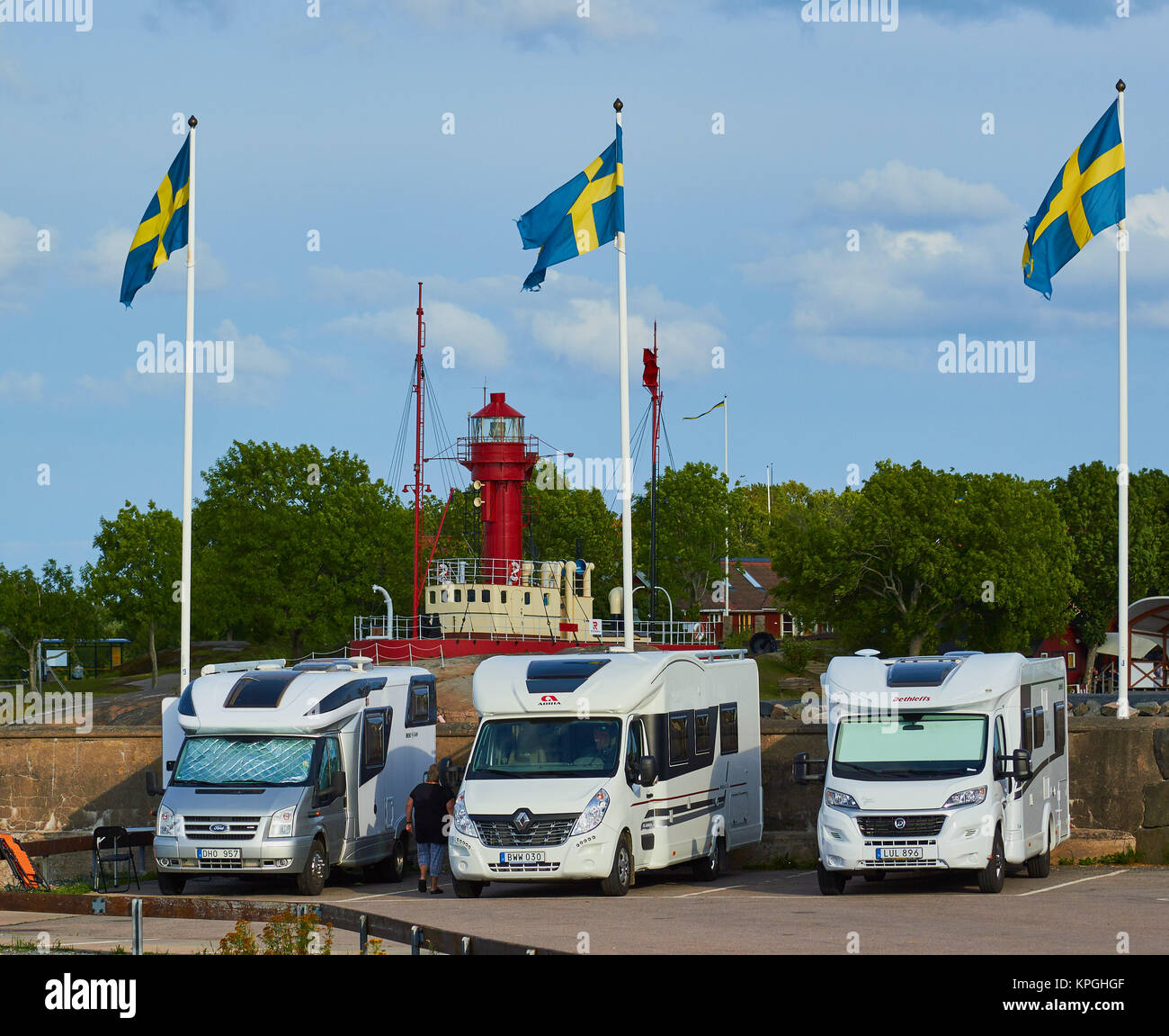 Drei schwedischen Fahnen fliegen und drei Reisemobile, Oregrund, Schweden, Skandinavien Stockfoto