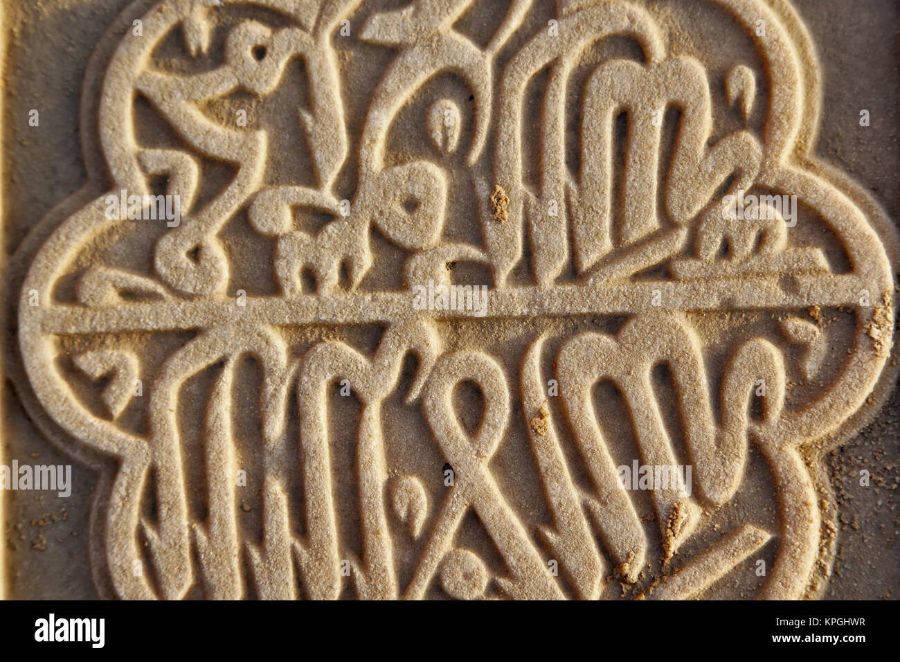 Alten Inschriften außerhalb von Humayuns Grab, ein Komplex von Mughal Architektur als Grab Mughal Kaiser Humayun's, Nizamuddin, Indien, östlich von Neu-Delhi errichtet. Als UNESCO-Weltkulturerbe. Stockfoto