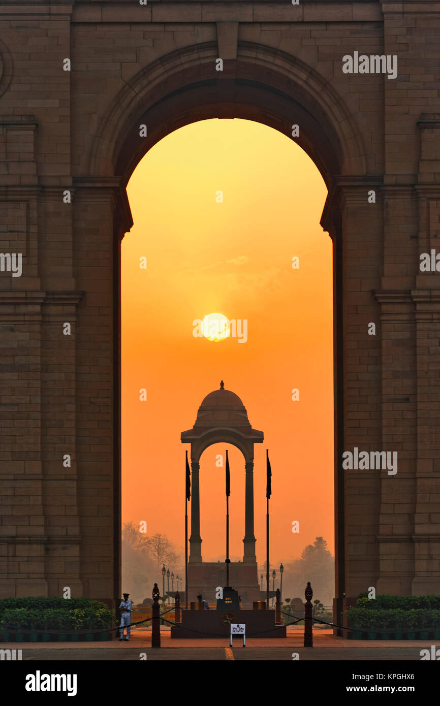 India Gate, ein Kriegsdenkmal in Neu Delhi zum Gedenken an den Indischen Toten des Ersten Weltkriegs. Das India Gate heute auch die Häuser der indischen Armee Grabmal des Unbekannten Soldaten. Von Edwin Lutyens erbaut Stockfoto