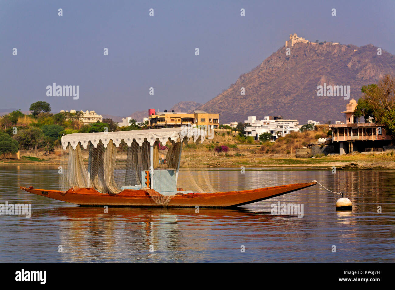 Kleines Boot, See Pichola, Udaipur, Indien. Stockfoto