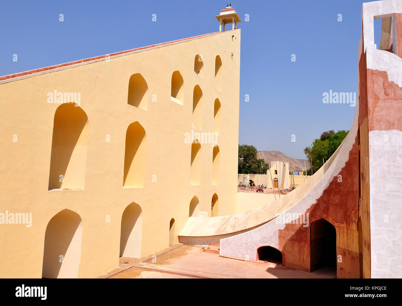 Asien, Indien, Rajasthan, Jaipur (Pink City). Die samrat Yantra (riesige Sonnenuhr) im Jantar Mantar (Sternwarte) in Jaipur. Stockfoto