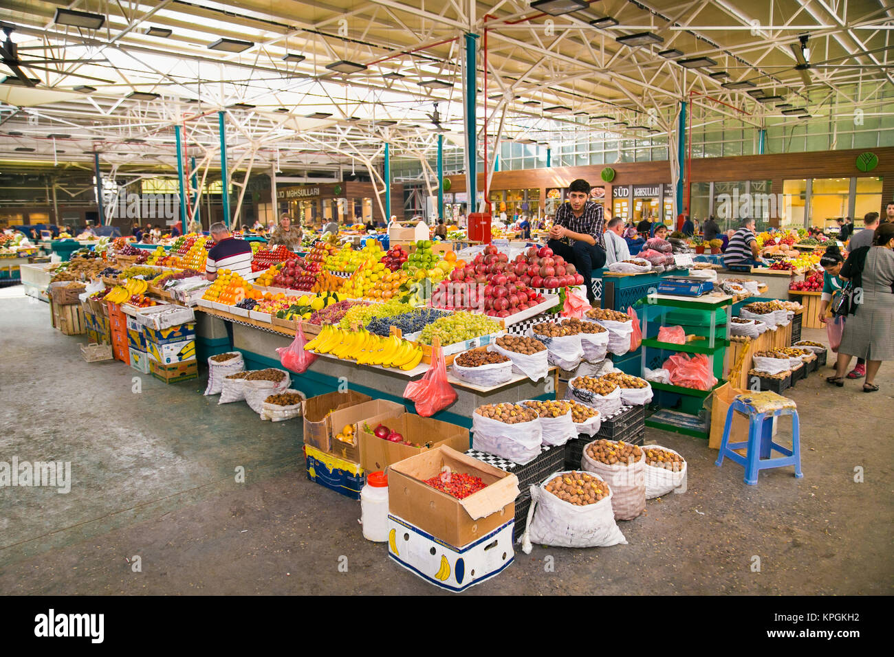 BAKU, Aserbaidschan - Okt 4, 2016: Menschen und Früchte Verkäufer am grünen Markt in Baku am Okt 4, 2016. Aserbaidschan Stockfoto