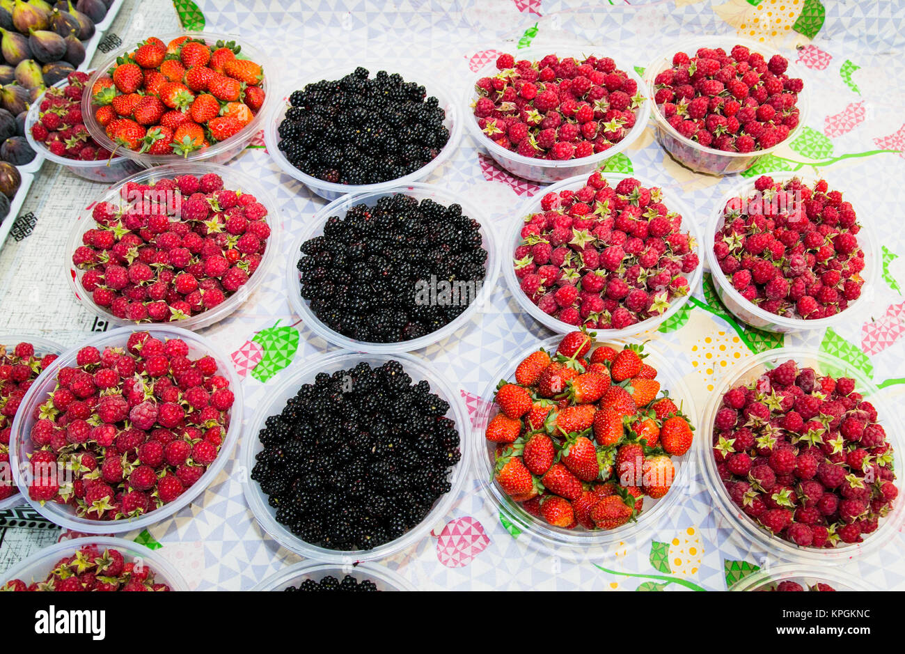 Himbeeren, Brombeeren, Erdbeeren, Feigen zum Verkauf an. Baku. Aserbaidschan Stockfoto