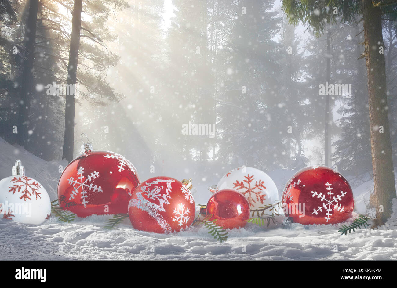 Weihnachten magic winter Szene. Rote und weisse Blasen im verschneiten Wald landschaft. Stockfoto