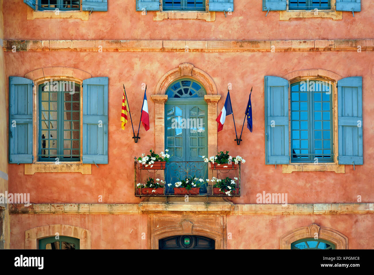 Bunte Fenster und Rollläden, Roussillon, Frankreich Stockfoto