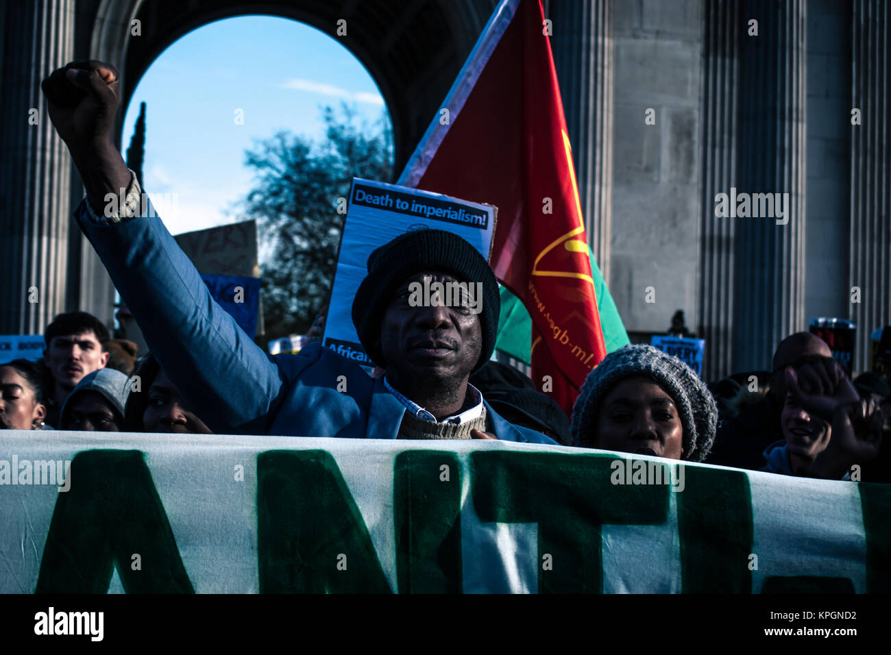 Als Reaktion auf den Sklavenhandel in Libyen, im afrikanischen Leben davon, eine nationale März in London am 9. Dezember statt. Die Demonstranten marschierten, bis die Vorderseite der libyschen Botschaft in Knightsbridge. (Anmerkung des Editors: Bild wurde mit digitalen Filtern verändert.) Stockfoto