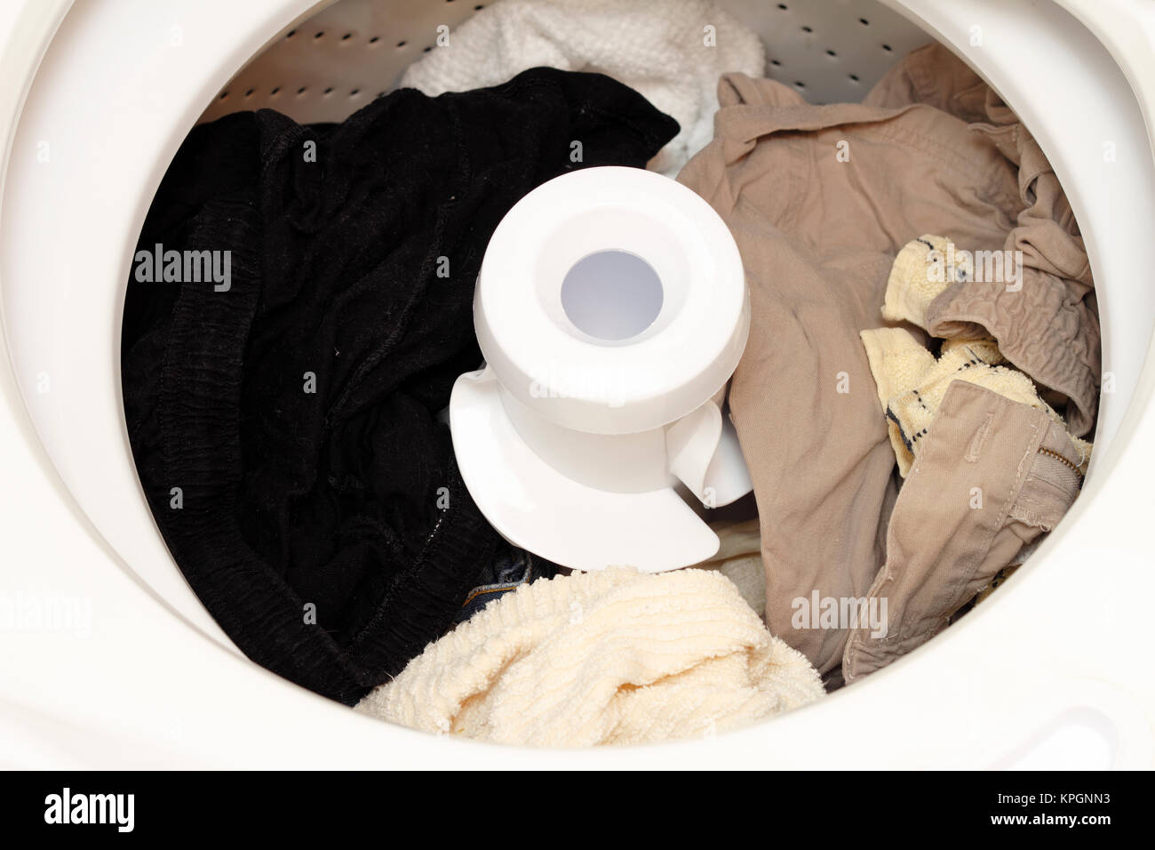 Saubere Wäsche in der Waschmaschine Stockfoto