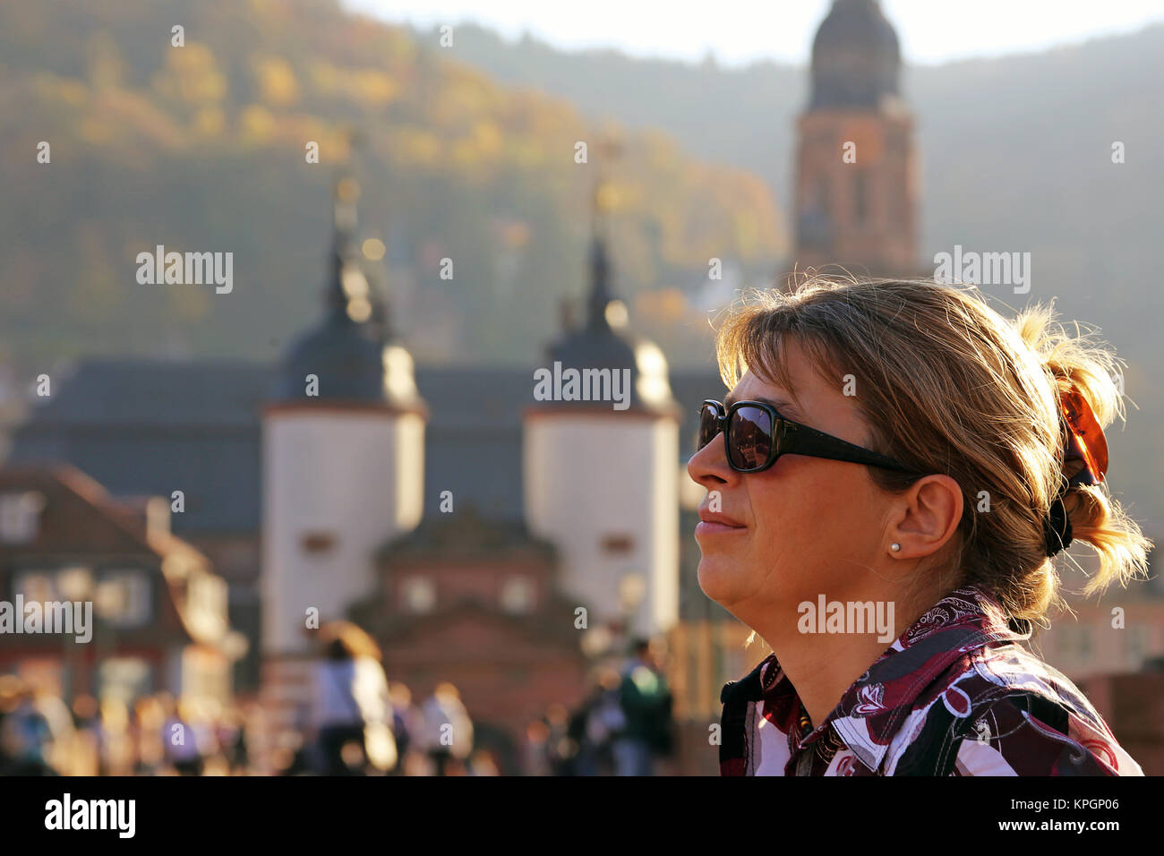 Blonde Touristin auf der Alten Brücke in Heidelberg Stockfoto