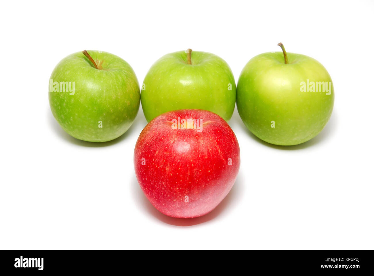 Eine Gruppe von Äpfeln mit einem roten Apfel stehen heraus von der Masse. Geeignet für Konzepte wie herausragende, Führungsqualitäten, individualisti Stockfoto