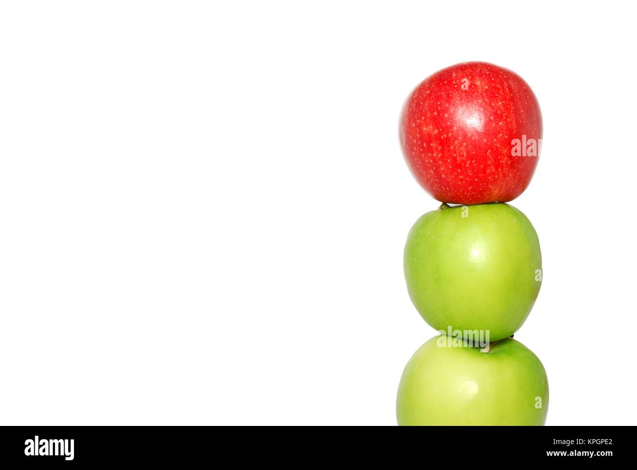 Eine Gruppe von Äpfeln mit einem roten Apfel stehen heraus von der Masse, der an der Spitze eines Stapels von Äpfeln. Geeignet für Konzepte wie herausragende, führen. Stockfoto