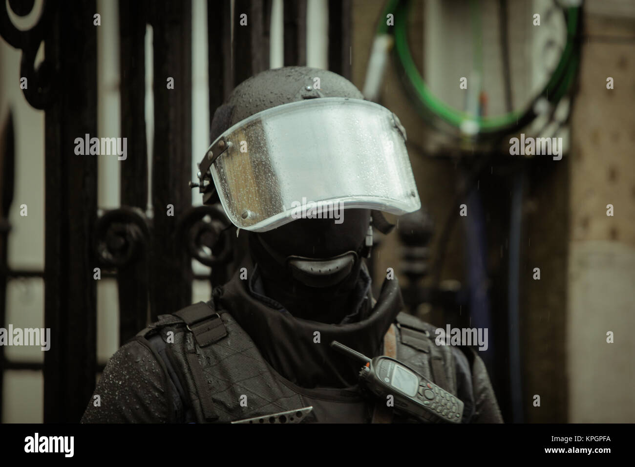 Riot police officer waiting in the rain Stockfoto