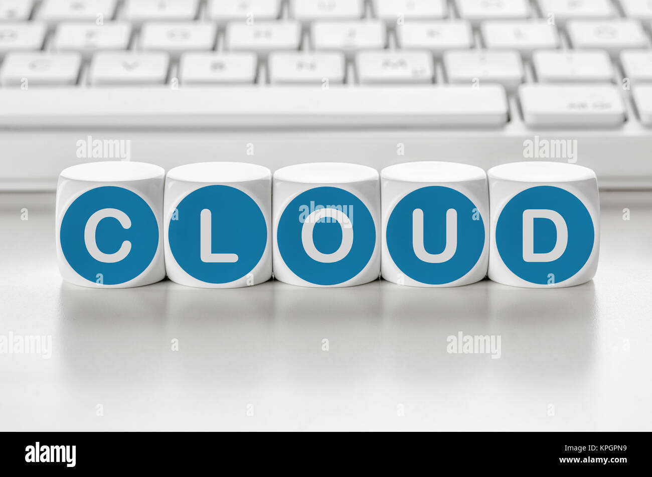 Buchstabenwürfel vor einer Tastatur - Cloud Stockfoto