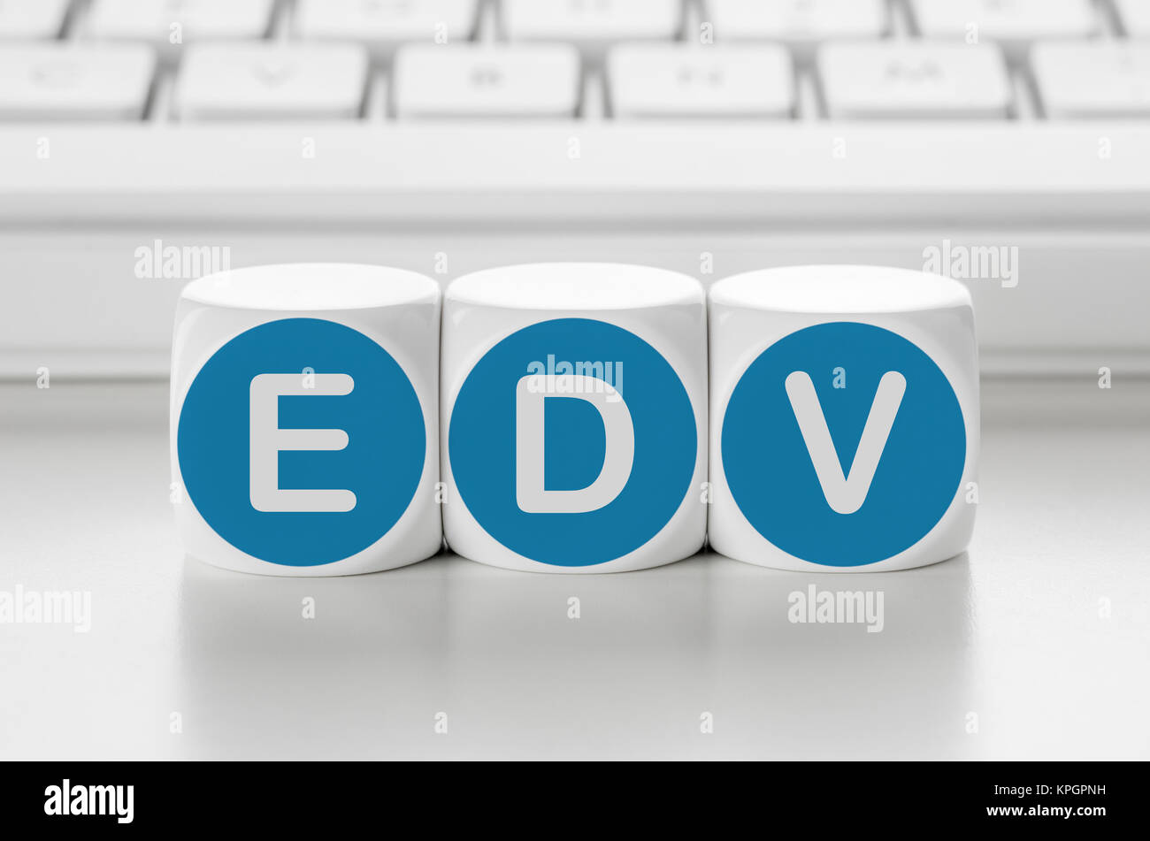 Buchstabenwürfel vor einer Tastatur-EDV Stockfoto