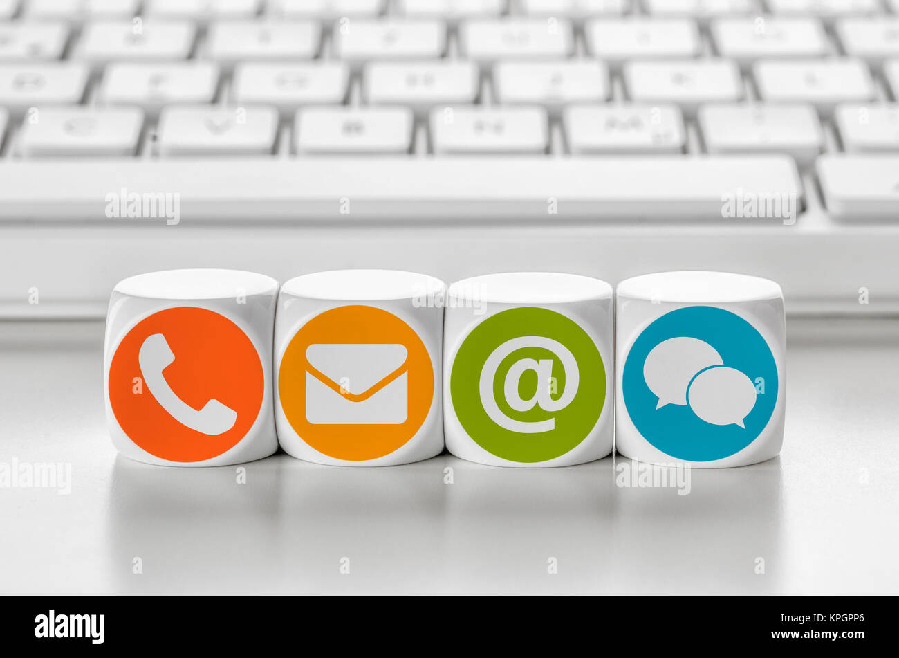 Buchstabenwürfel vor einer Tastatur-Kommunikation Stockfoto