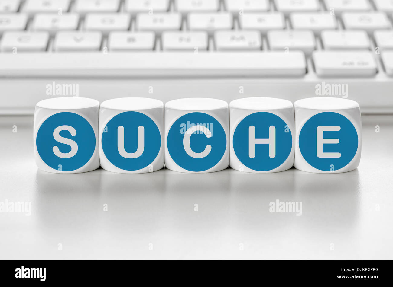 Buchstabenwürfel vor einer Tastatur - Suche Stockfoto