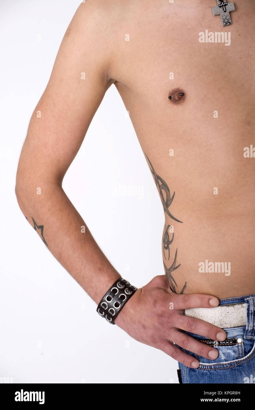 Model Release, T? Towierter Mann, Koerperdetail - Mann mit Tattoo im Detail Stockfoto