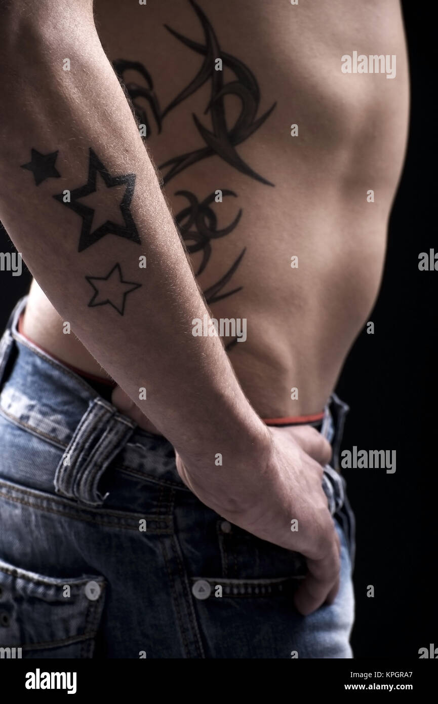 Model Release, T? Towierter Mann, Koerperdetail - Mann mit Tattoo im Detail Stockfoto