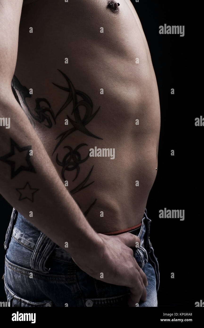Model Release, T? Towierter Mann, Koerperdetail - Mann mit Tattoo im Detail Stockfoto