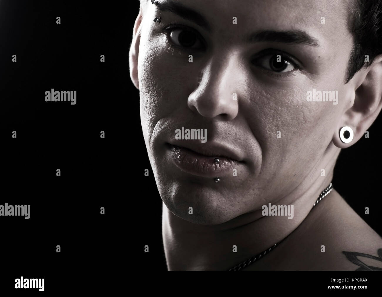 Model Release, Junger Mann, 27, Mit Gesichtspiercings - Mann mit Gesicht piercings Stockfoto