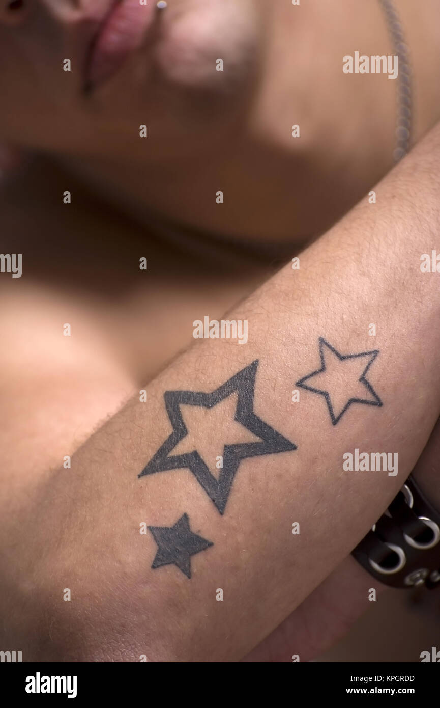 Model Release, Junger Mann Mit t? Towiertem Unterarm - Mann mit Tattoo Stockfoto