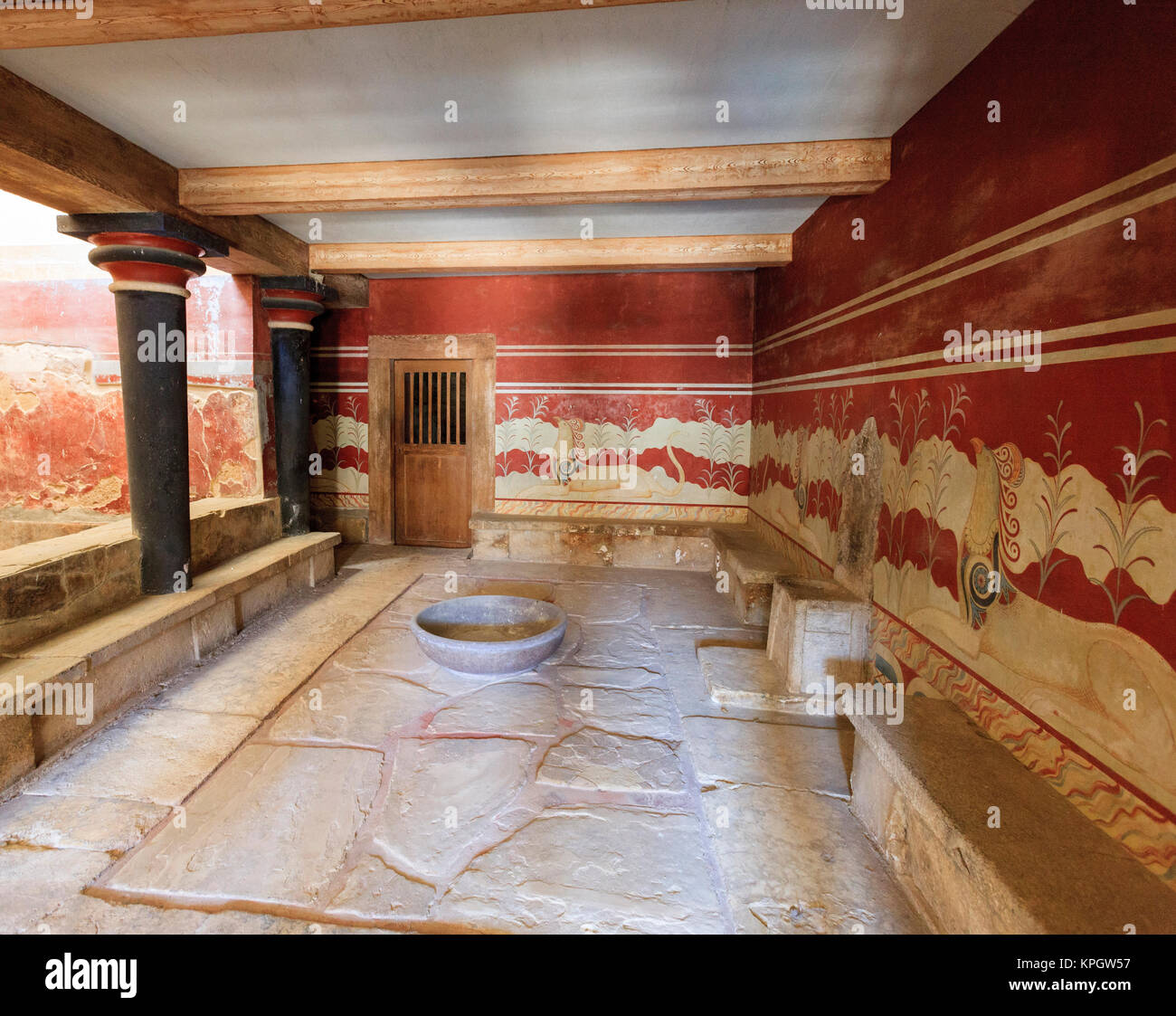 Die Königinnen, Badewanne. Der Palast von Knossos datiert auf 2000 v. Chr. gilt als älteste Stadt Europas zu sein. Kreta. Griechenland. Stockfoto