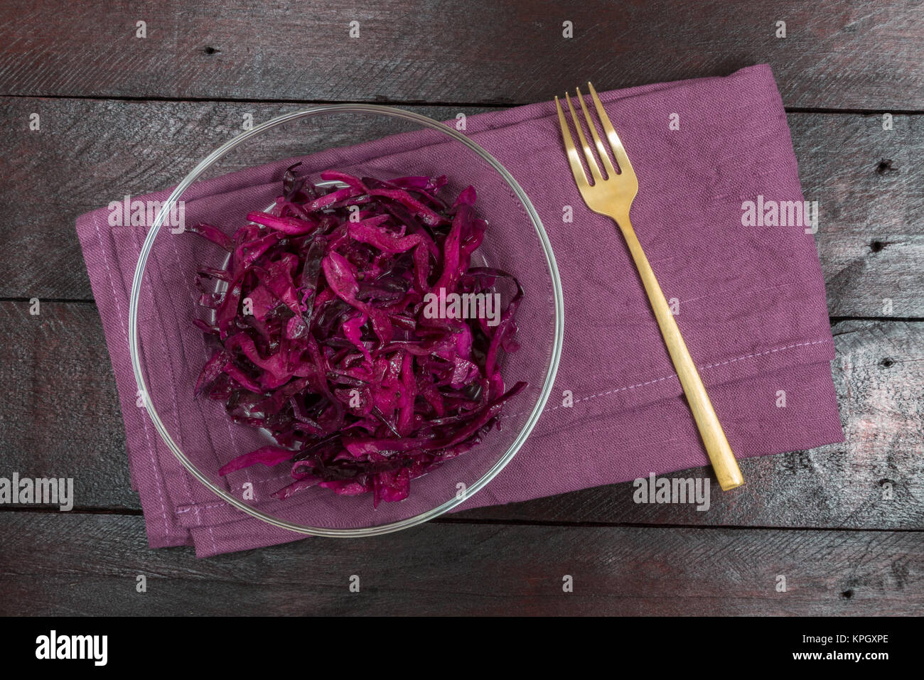 Rotkohl Salat in einer Glasschale und Holz- Hintergrund. Stockfoto