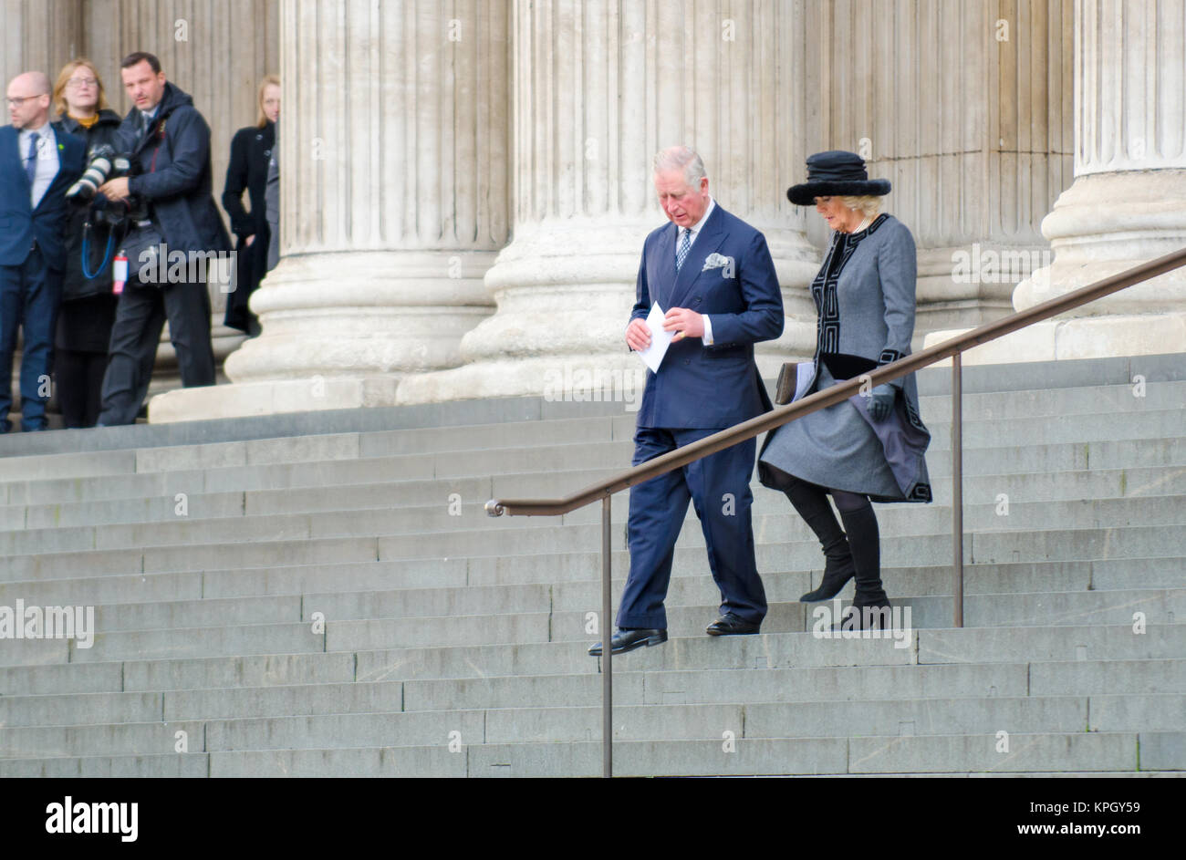 Prinz Charles und Camilla/Herzog und die Herzogin von Cornwall, verlassen die St Paul's Kathedrale nach einer Trauerfeier (14. Dez 2017) Für Grenfell Turm.... Stockfoto