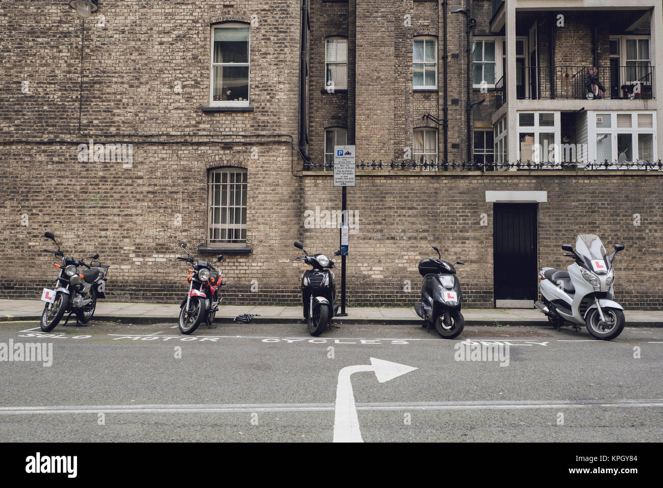 Motorräder auf einer Londoner Straße geparkt Stockfoto