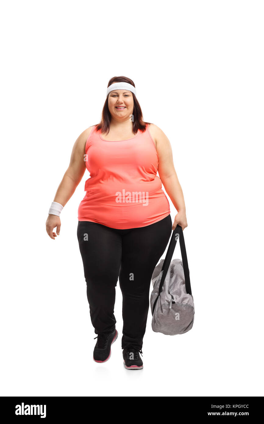 In voller Länge Porträt einer übergewichtigen Frau mit einer Sporttasche auf dem Weg zur Kamera auf weißem Hintergrund Stockfoto