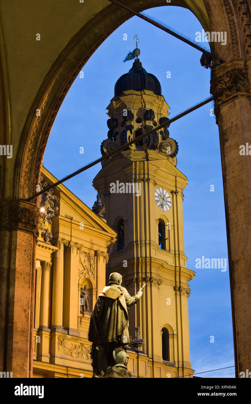 Deutschland, Bayern-Bavaria, München. Feldherrnhalle und Theatinerkirche St. Katejan Kirche, Abend. Stockfoto