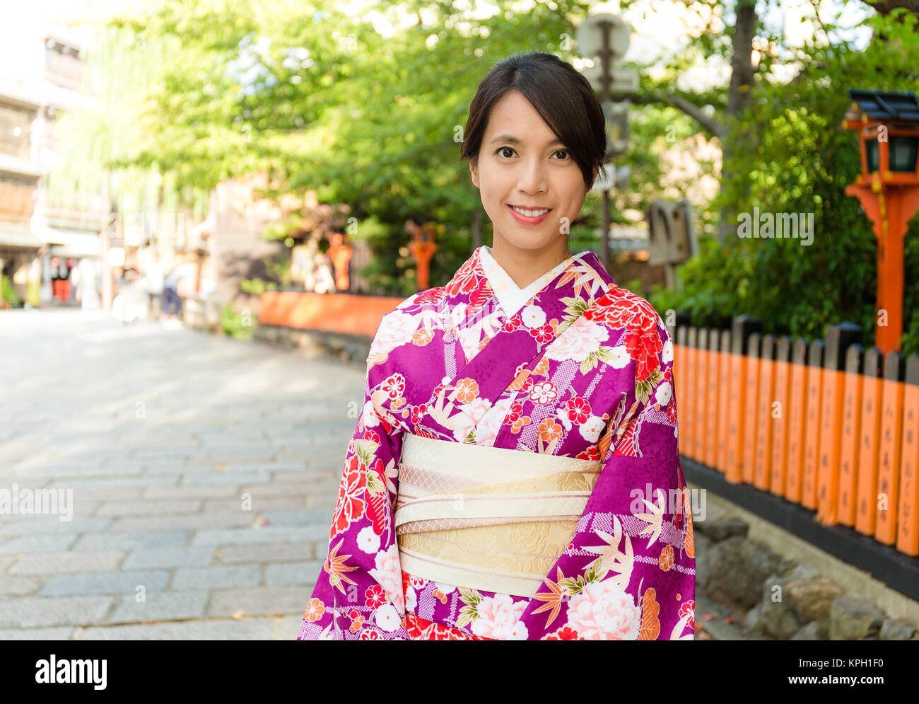 Asiatische Frau mit Kimono Kleid in Gion Stockfoto
