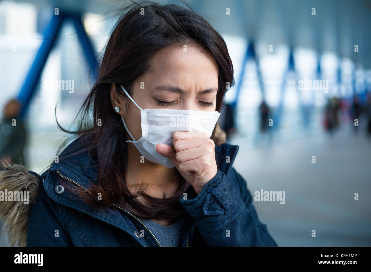 Frau leiden unter Husten mit Gesichtsmaske Schutz Stockfoto