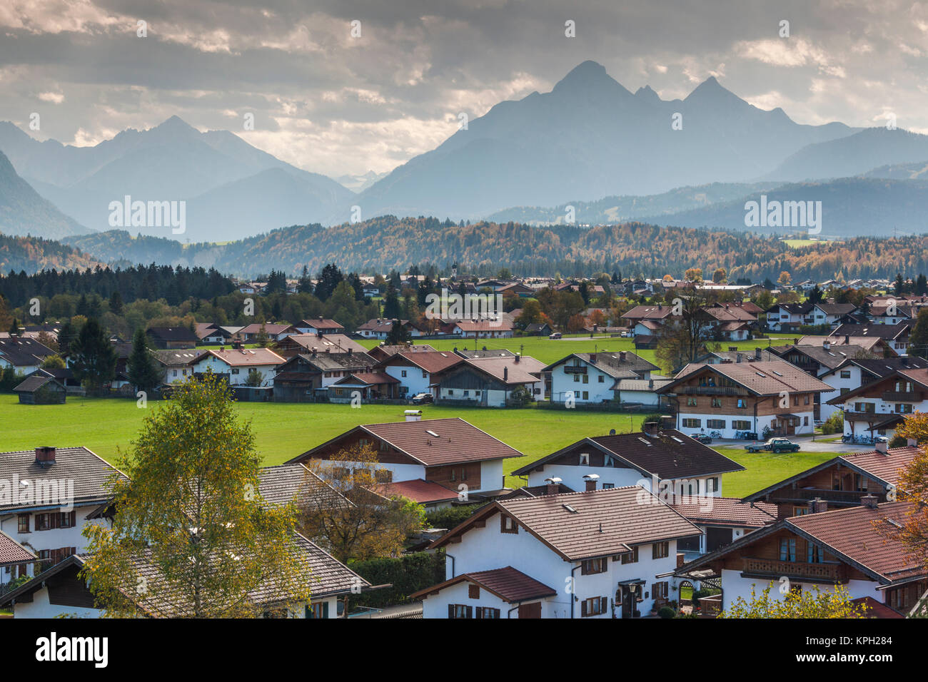 Deutschland, Bayern, Vorderriss, erhöhten Blick auf die Stadt mit Alpen Stockfoto