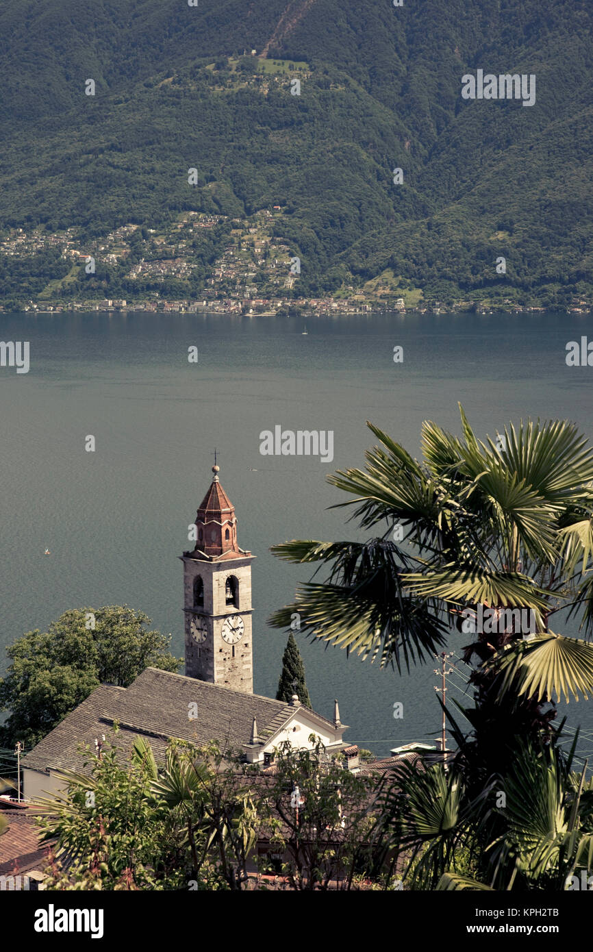 Schweiz, Tessin Kanton, Ronco. Hohe Betrachtungswinkel der Stadt, Kirche und den Lago Maggiore. Stockfoto