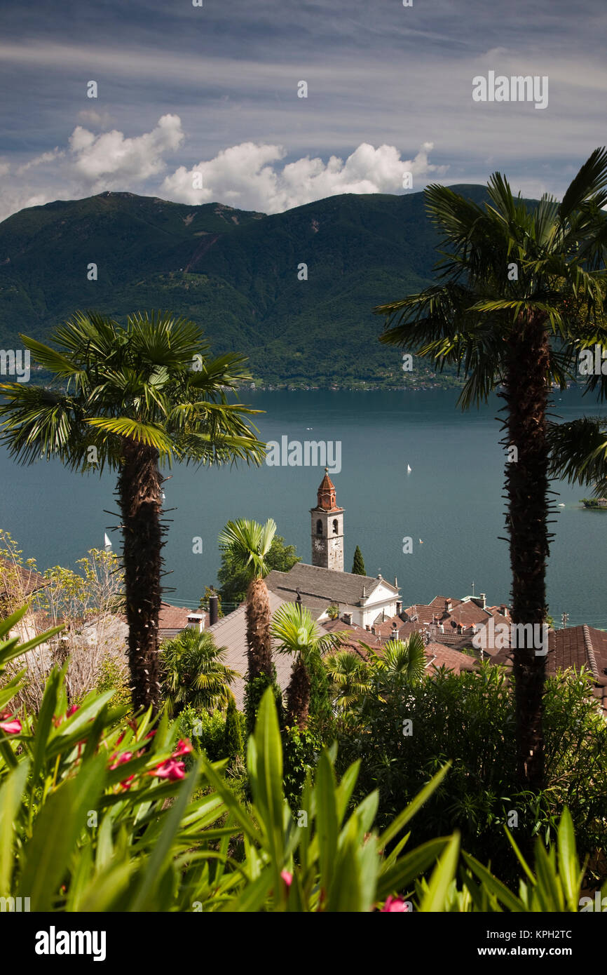 Schweiz, Tessin Kanton, Ronco. Hohe Betrachtungswinkel der Stadt, Kirche und den Lago Maggiore. Stockfoto