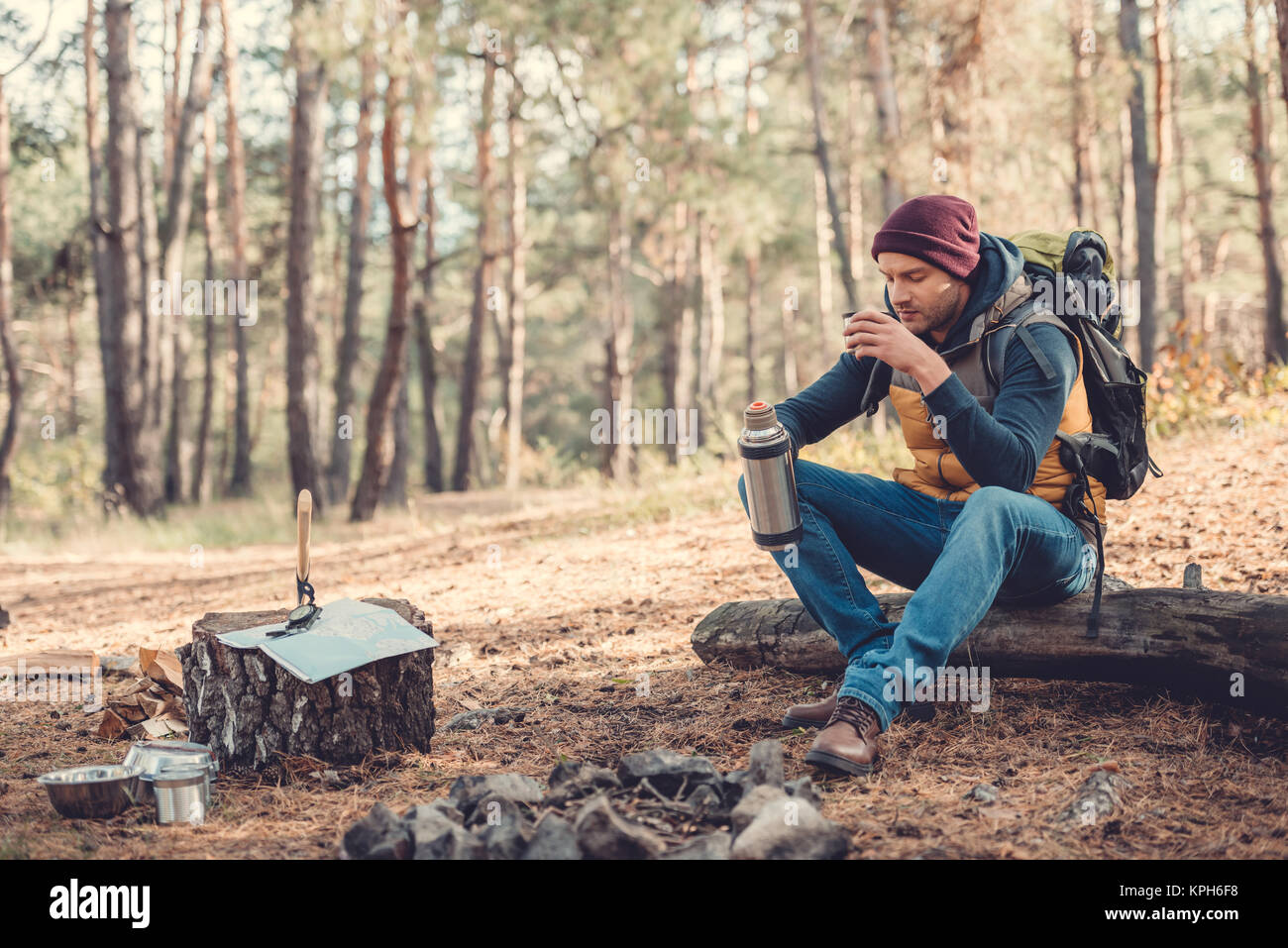 Man Tee trinken im Wald Stockfoto