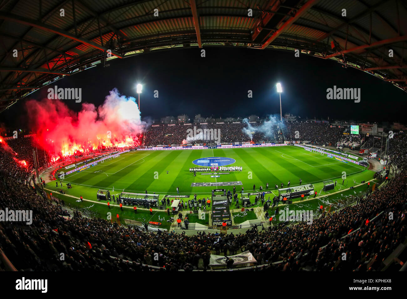 Thessaloniki, Griechenland - 10. Dezember 2017: Innenansicht des vollständigen Toumba-quellen Stadion voller Fans und Unterstützer von PAOK, der das Licht während der Th Stockfoto