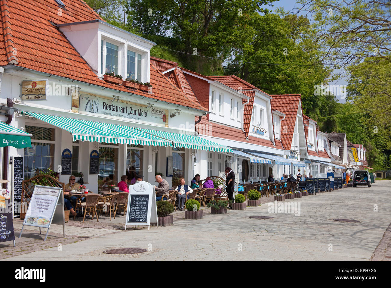 Gastronomie an der Strandpromenade, neben dem Hafen von Sassnitz, Rügen, Mecklenburg-Vorpommern, Ostsee, Deutschland, Europa Stockfoto