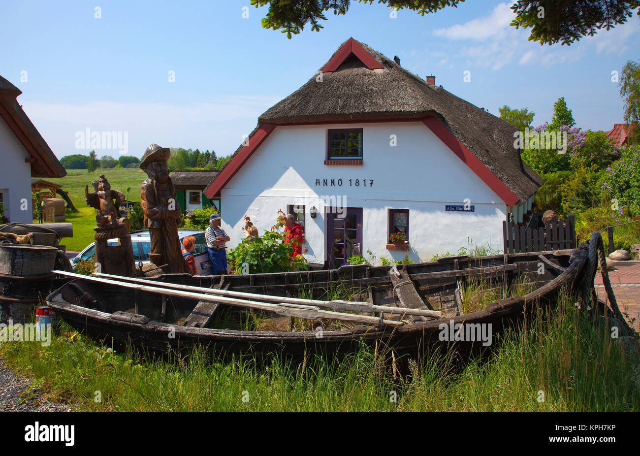 Fischerboot vor einem alten strohgedeckten Haus, Gross Zicker, Insel Rügen, Mecklenburg-Vorpommern, Ostsee, Deutschland, Europa Stockfoto