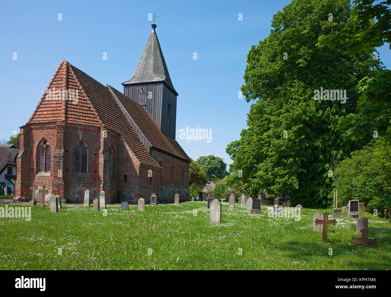 Dorfkirche mit hölzernen Turm, gotic Stil, Friedhof, Gross Zicker, Insel Rügen, Mecklenburg-Vorpommern, Ostsee, Deutschland, Europa Stockfoto