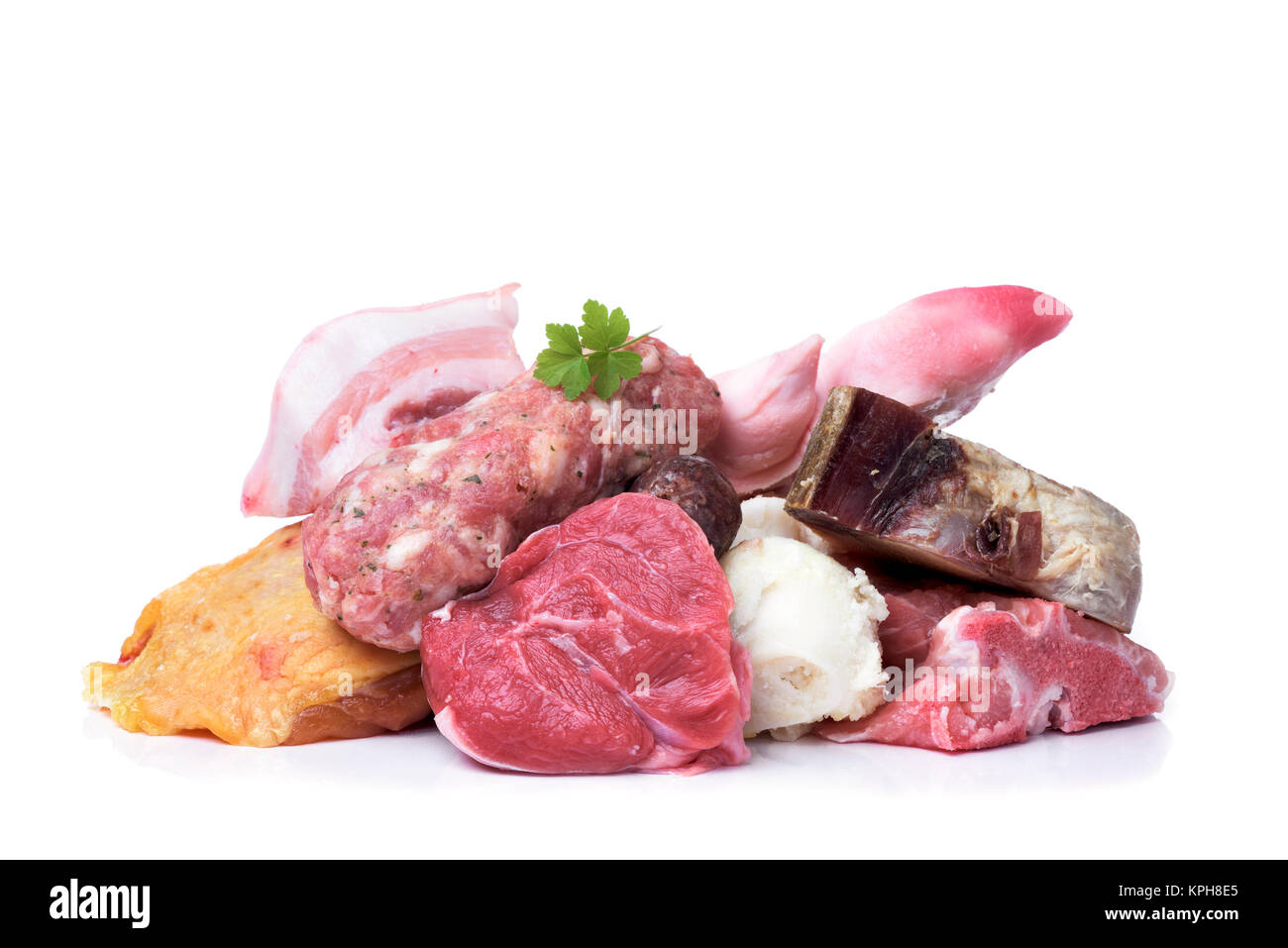 Nahaufnahme der einige ungekochte Stücke und Produkte von Huhn, Rind- und Schweinefleisch escudella vorzubereiten, eine Suppe typische von Katalonien, Spanien, auf einem weißen Hinterg Stockfoto